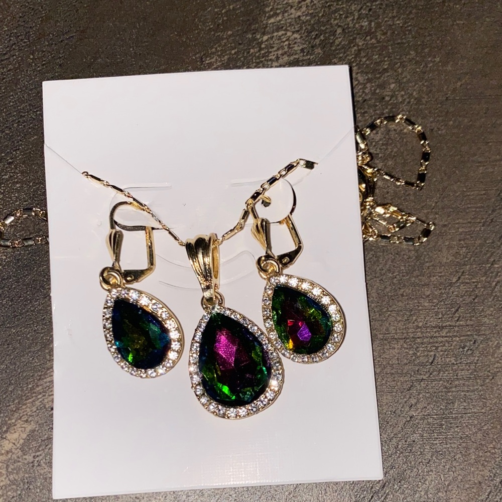 Elegant Gold and Multicolor Teardrop Jewelry Set